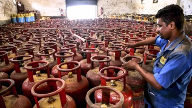 LPG New Rules: बंद हो जाएगा आपका गैस कनेक्शन? 30 जून से पहले कर लें ये काम LPG New Rules: बंद हो जाएगा आपका गैस कनेक्शन? 30 जून से पहले कर लें ये काम