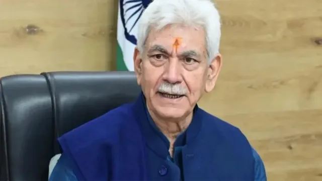 LG सिन्हा ने 1975 के आपातकाल को बताया संविधान पर हमला, लोकतंत्र बहाल करने वाले सत्याग्रहियों के साहस को किया सलाम​