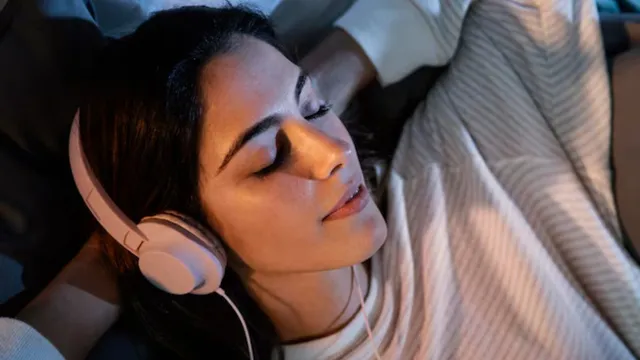 क्या आप भी रातभर Earbuds लगाकर सोते हैं? कानों के अंदर जा सकता है वैक्स, हो सकता है गंभीर इन्फेक्शन​