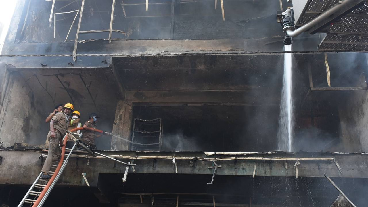 मुंबई में चार मंजिला व्यावसायिक इमारत में लगी आग, 11 लोगों का सुरक्षित रेस्क्यू