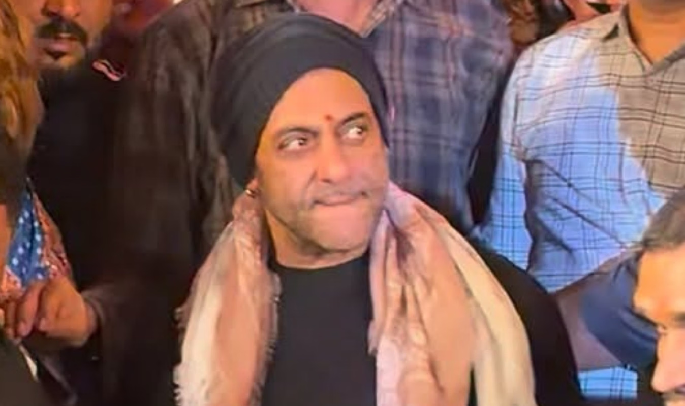 भारी भीड़ में बच्चे को परेशान होते देख रुके भाईजान भारी भीड़ में बच्चे को परेशान होते देख रुके भाईजान